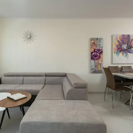 Donatella -apt 1- 10m Vom Entfernt By Interhome